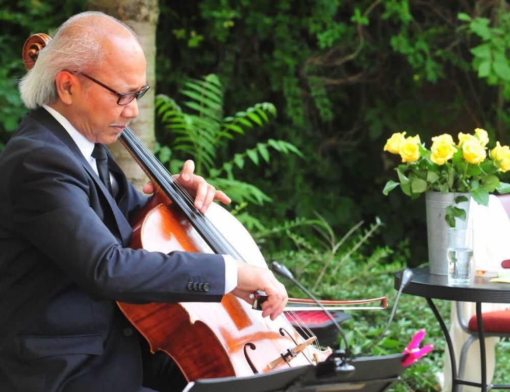 Seit mehr als vier Jahrzehnten unzertrennlich: Künstler Sonny Thet und sein(e) Geliebte Cello.