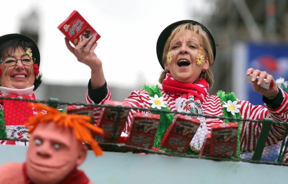 Sie fliegen gut und schmecken noch besser: Unverkennbar Hallorenkugeln aus Halle! Beim Kölner Karneval wurden sie gestern von Ministerpräsidentin Hannelore Kraft persönlich in die Menge geworfen.