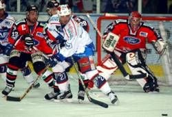 Archivbild: Im ersten Spiel des Playoff-Finales der Deutschen Eishockey Liga 2002 Adler Mannheim gegen Kölner Haie am Freitag (12.04.2002) im Mannheimer Eisstadion versucht sich der Mannheimer Spieler Todd Hlushko (Mitte) vor dem Kölner Tor gegen die beiden Kölner Spieler Mirko Lüdemann (l) und Nicklas Sundblad (rechts verdeckt) durchzusetzen. (dpa)