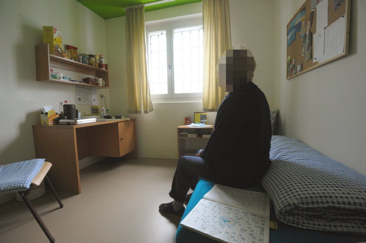 Eine Insassin sitzt in ihrem Haftraum in der Justizvollzugsanstalt (JVA) für Frauen in Chemnitz.