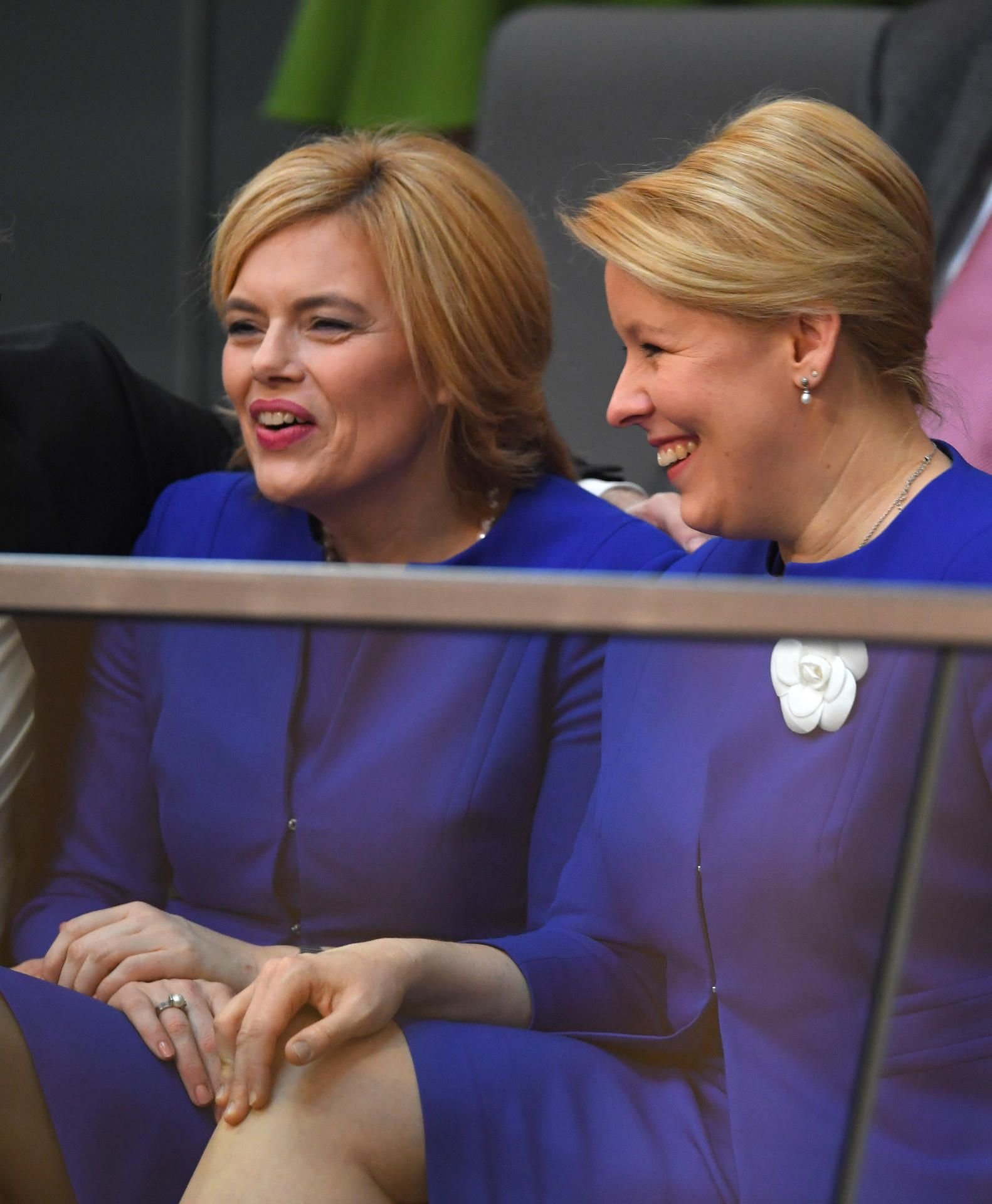 Die designierten Bundesministerinnen: Julia Klöckner (l, CDU), Ministerin für Landwirtschaft und Franziska Giffey (SPD), Bundesministerin für Familie, Senioren und Jugend, unterhalten sich während der Wahl der Bundeskanzlerin im Reichstagsgebäude.