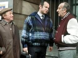WDR Fernsehen "Tatort: Der Zeuge", Buch und Regie Peter Adam, am Donnerstag (22.11.01) um 20:15 Uhr. Die Essener Kommissare Kreutzer (Willy Semmelrogge, l) und Paul Enders (Jörg Hube, Mitte) treffen bei ihren Ermittlungen in Frankfurt auf den wichtigen Zeugen Baumann (Uwe Dallmeier).