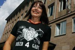 Die ehemalige Fürther Landrätin und jetzige Kandidaten der Freien Wähler, Gabriele Pauli, präsentiert in Nürnberg (Bayern) ihr neues T-Shirt. Fans der ehemaligen CSU-Rebellin können das T-Shirt über das Internet erwerben. (Foto: ddp)
