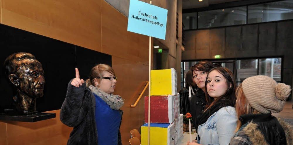 Juliane weist den Interessenten den Weg durch das Berufsschulzentrum „Hugo Junkers“.