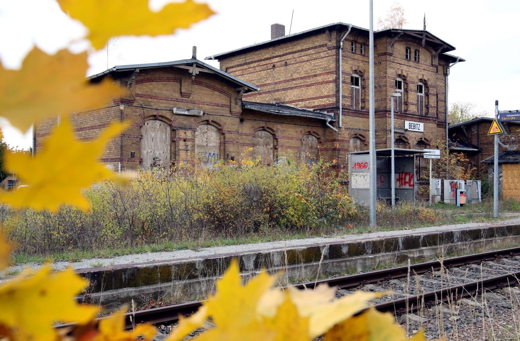 Das denkmalgeschützte, ehemalige Empfangsgebäude in Bebitz mit Güterschuppen und Stallgebäude ist sanierungsbedürftig.