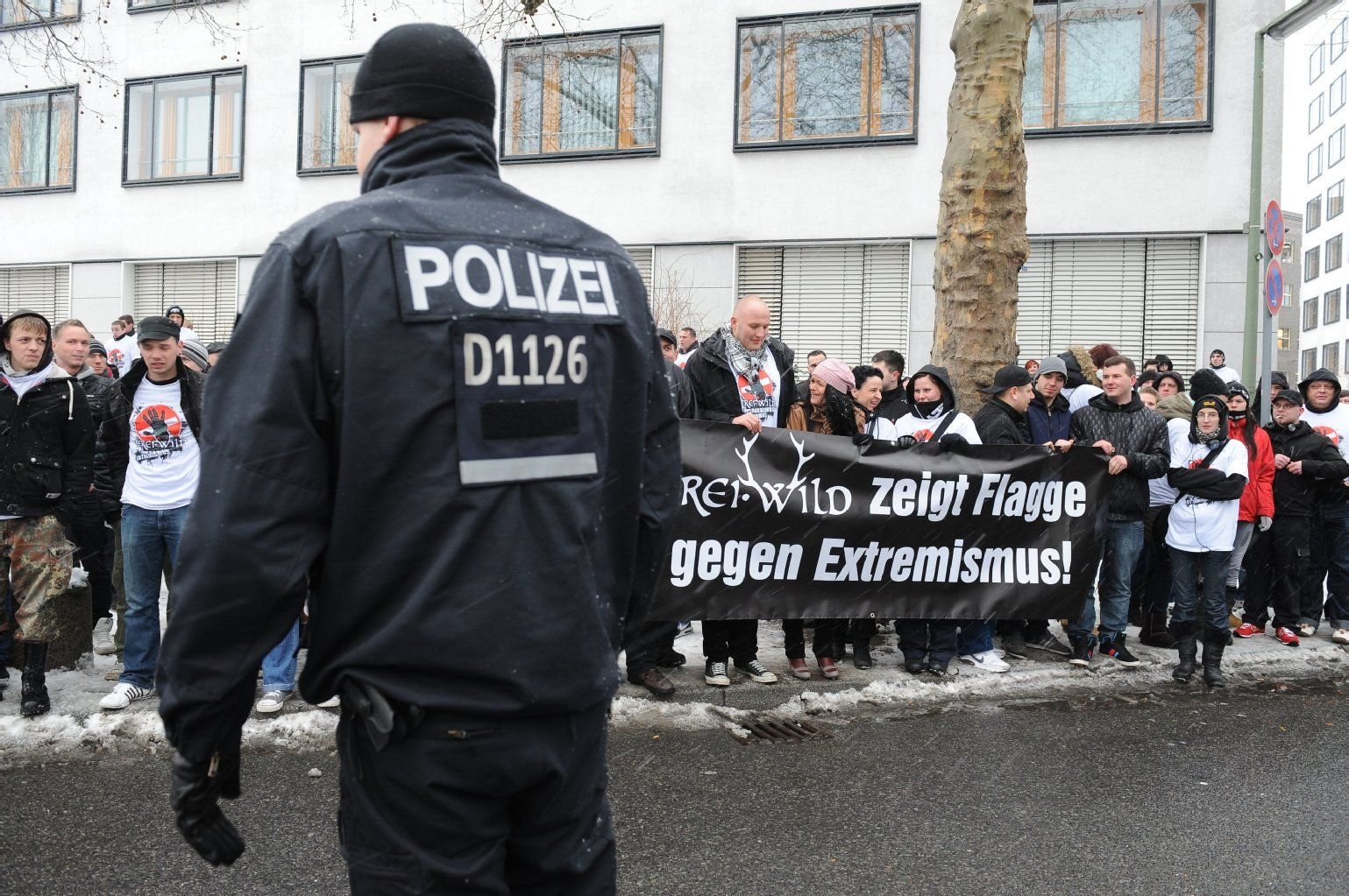 Fans der Band Frei.Wild demonstrieren vor der Berliner Messe, in der der Echo-Musikpreis verliehen wird.