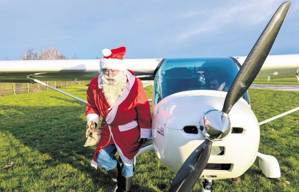 Weihnachtsmann auf grüner Wiese: Wer zu Weihnachten auf Schnee und Kälte hofft, wird enttäuscht.