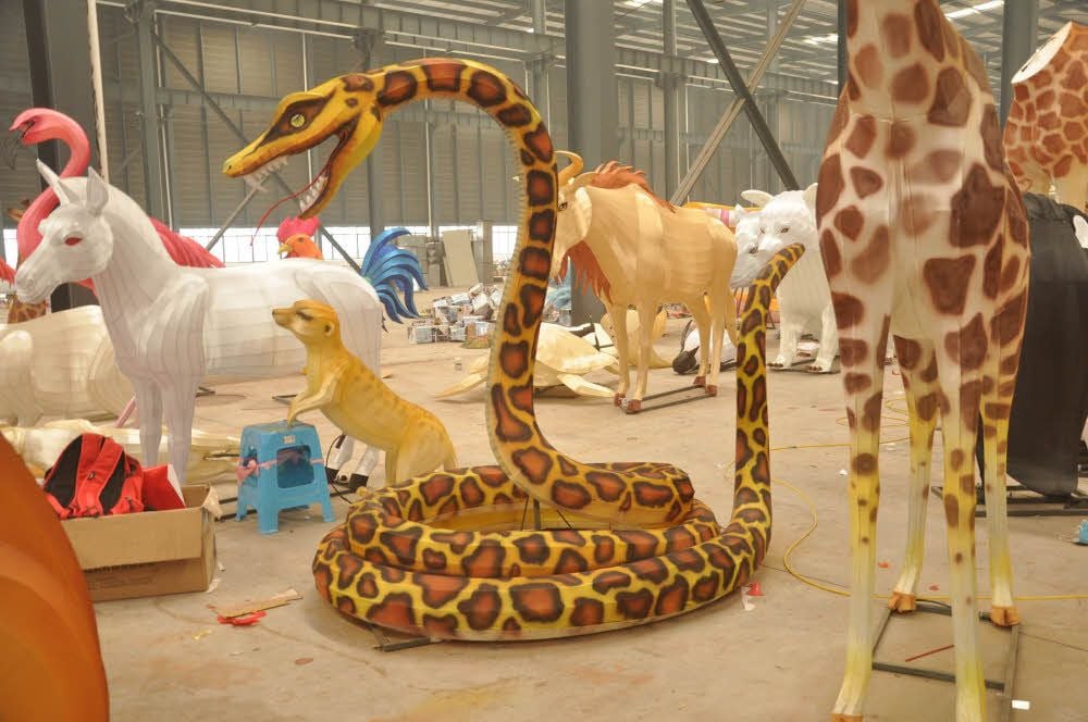 Bedrohlich wirkt die Schlange zwischen den friedlichen Tieren.