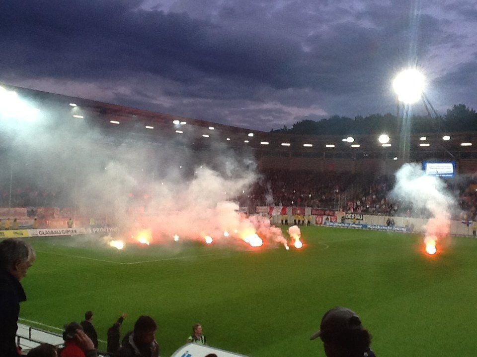 10 Minuten vor Spielende flogen aus dem HFC-Fanblock Feuerwerkskörper auf das Spielfeld.