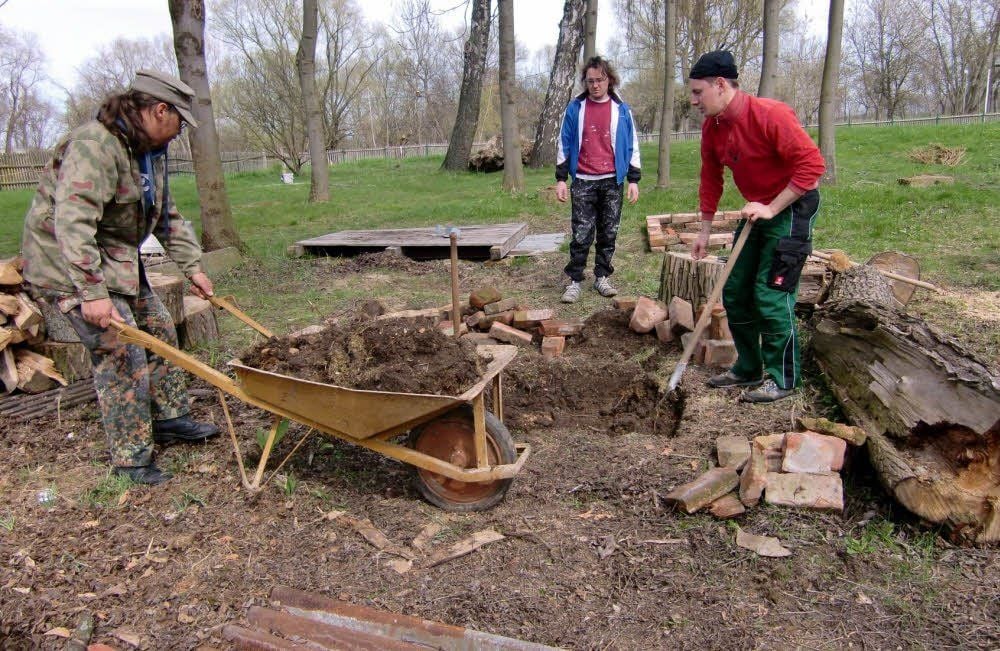 Andreas Krüger, Michael Rosche und Christoph Senf (v.l.) bauen Feuerstellen.