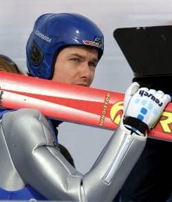 Olympische Winterspiele Salt Lake City, Training Skispringen in Park City von der Großschanze im Utah Olympic Park Samstag (16.02.2002): Der Deutsche Sven Hannawald schaut nach seinem Trainingssprung auf die Anzeigetafel. Am Montag (18.02.2002) wird auf der Großschanze der Mannschaftswettbewerb ausgetragen. Hannawalds Vorbereitung auf den Wettkampf ist durch den Wirbel um seinen unerlaubt ausgestrahlten Werbespot gestört. dpa
