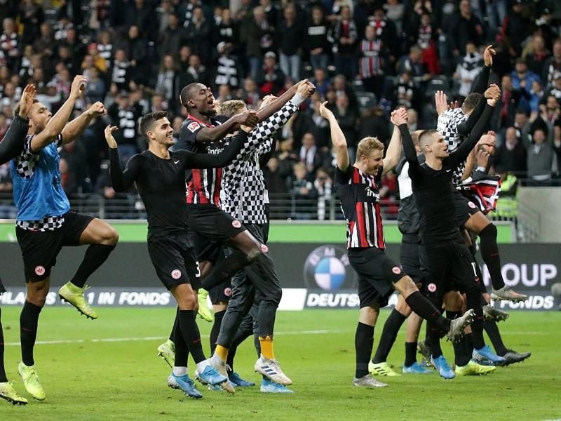 Die Eintracht-Spieler hoffen auch ohne Fans in Lüttich jubeln zu können. Foto: Hasan Bratic/dpa