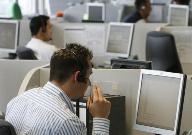 Beschäftigte in einem Call-Center. Der Call-Center-Betreiber Walter Services beschäftigt bundesweit rund 6.000 Mitarbeiter.