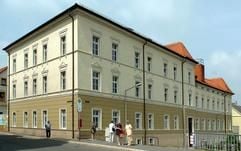 Blick auf das Gebäude des früheren DDR-Spezialkinderheims "Erich Hartung" im sächsichen Meerane. In dem Kinderheim sollen von 1986 bis 1989 Kinder und Jugendliche gedemütigt und misshandelt worden sein. (Foto: dpa)