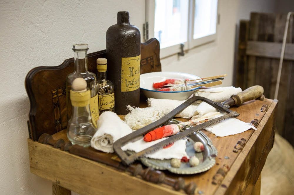 Schaurig wirken die Exponate zur Sanitätsversorgung.