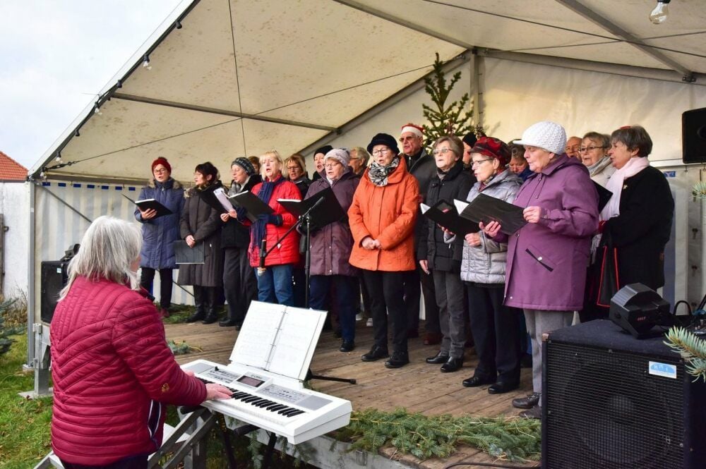 Ein Bild von 2019: Eröffnet hat den Markt der Kochstedter Chor Viva la Musica.