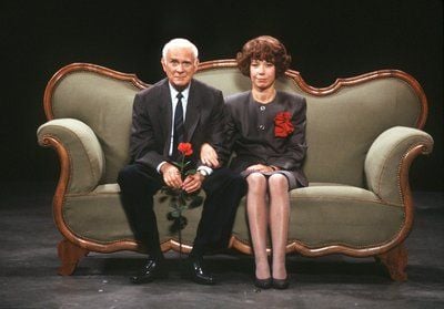 Loriot (l.) und Evelyn Hamann sitzen im Jahr 1989 auf dem berühmten Gründerzeitsofa aus den gemeinsamen Fernsehsketchen. (FOTO: DPA)