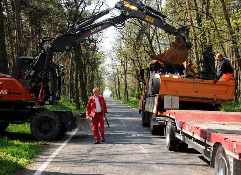 Mitarbeiter einer Tiefbaufirma aus Calau richteten gestern die Baustelle an der Unterquerung ein.
