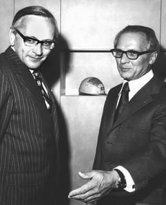 Der damalige Leiter der Ständigen Vertretung der Bundesrepublik Deutschland in Ost-Berlin, Staatssekretär Günter Gaus (l), stattet dem damaligen Ersten Sekretär des Zentralkomitees der SED, Erich Honecker, seinen Antrittsbesuch ab (Archivfoto vom 16.09.1974). (Foto: dpa)