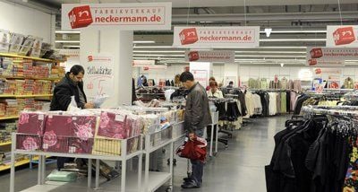 Auf Schnäppchensuche sind Kunden im Farbrikverkauf von Neckermann in Frankfurt am Main. (FOTO: DPA)