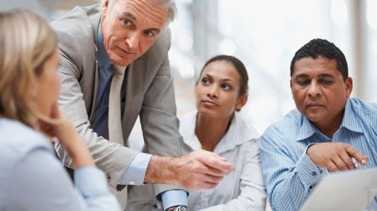 Ein Meeting-Marathon frisst Zeit und kostet Nerven - insbesondere, wenn nichts dabei herum kommt. Zu viele Besprechungen können sogar krank machen.