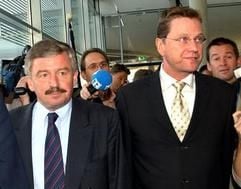 Die Eskapaden des Jürgen Möllemann wurden zunehmend zu einer Bedrohung für den FDP-Bundesvorsitzenden Guido Westerwelle. (Foto: dpa)