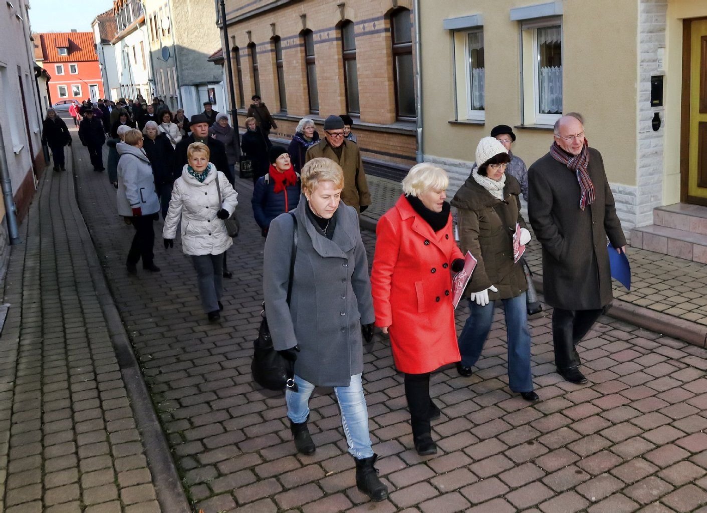 Von der Stadtkirche, ging es zum Rathaus und von dort zur dritten Station - dem Wigbertiturm. Das Abschreiten des Müntzerweges glich einer kleinen Prozession.