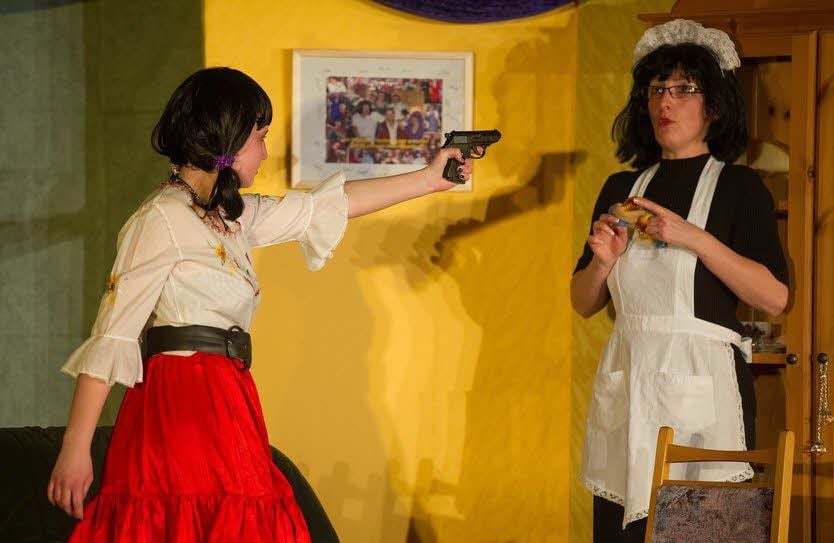 Es geht zur Sache in „Lottes lästige Leichen“: Hier „verhört“ Angelina (Emely Imkamp) das Hausmädchen Sophia (Andrea Peters).