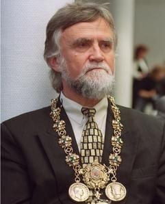 Das Archivbild vom 10.04.2000 zeigt Volker Bigl, Rektor der Universität Leipzig. Bigl hat sein Amt niedergelegt. Das teilte die Universität am Donnerstag (30.01.2003) mit. Bigl hatte dieses Schritt angekündigt, falls die sächsischen Staatsregierung dem Wiederaufbau der Leipziger Paulinerkirche auf dem Uni-Campus zustimmt. Bigl, der seit 1997 Rektor der Leipziger Universität ist, hatte einen Neubau des Campus favorisiert. Darin sollten Elemente an die 1968 zerstörte Kirche erinnern. Das Campus-Gelände soll bis zum Jahre 2009 anlässlich des 600-jährigen Bestehens der Universität neu gebaut werden. (Foto: dpa)