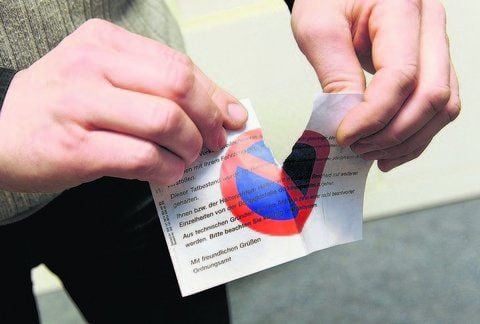 Ein Strafzettel wird zerrissen (Symbolfoto)