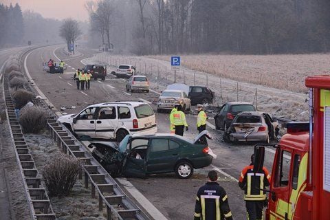 Drei Menschen kamen bei der Massenkarambolage mit insgesamt zwölf Autos in der Nähe von Ulm ums Leben. (FOTO: DPA)