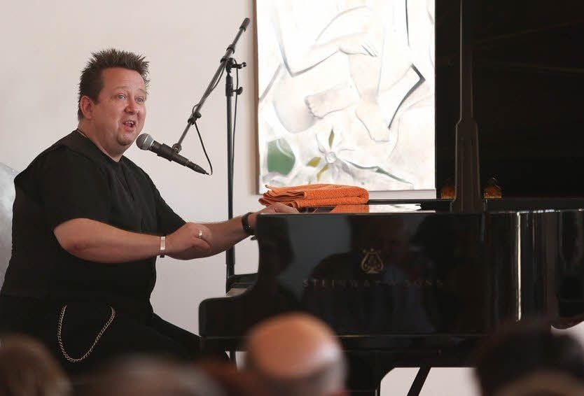 Sebastian Krumbiegel saß mehrere Stunden am Steinwayflügel.