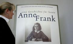 Eine Besucherin der Ausstellung «Anne Frank - eine Geschichte für heute» informiert sich in Schönebeck bei Magdeburg über das Leben des jüdischen Mädchens. (Foto: dpa)