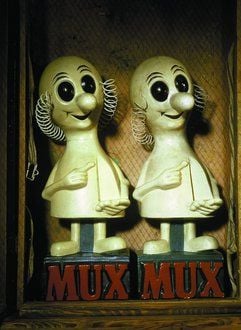 Die «Mux-Männer» sehen aus wie von einem anderen Stern. Ihre riesigen Augen gleichen denen von Insekten. Mit einem giftigen Sprüh aus der Flasche machte zu DDR-Zeiten das Insektenvertilgungsmittel «Mux» Schädlingen den Garaus. (Foto: dpa)