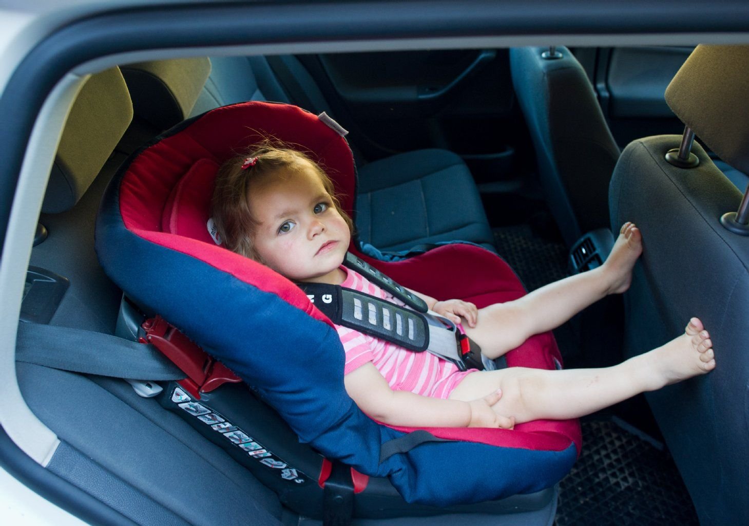 Weil Kinder gerne mit den Beinen hin und her wippen, sollten sie besser nicht vor einem Airbag sitzen.