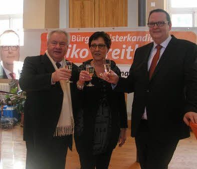 Hanns-Michael Noll (l.), Birgit Kayser, und Heiko Breithaupt stoßen auf ein erfolgreiches 2015 an.