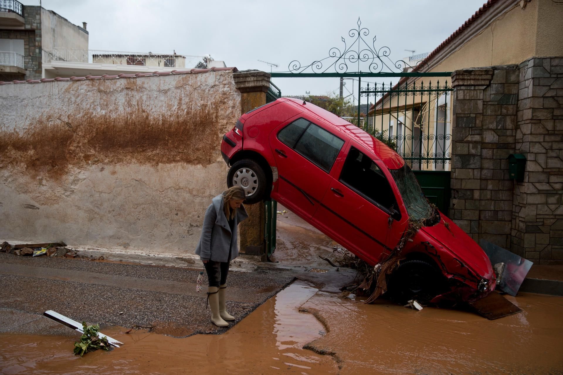Dieses Auto wurde von den Wassermassen mitgerissen.