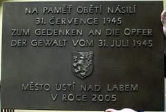 Die Bronzetafel, die die tschechische Stadt Usti nad Labem (Aussig) am 31. Juli 2005 an der Edvard-Benes-Brücke enthüllen will (Foto Anfang Juli 2005), erinnert an eines der schlimmsten Nachkriegsmassaker an Deutschen. Am 31. Juli 1945 waren in der nordböhmischen Stadt mindestens 80 Menschen von paramilitärischen tschechischen Einheiten getötet wurden. (Foto: dpa)