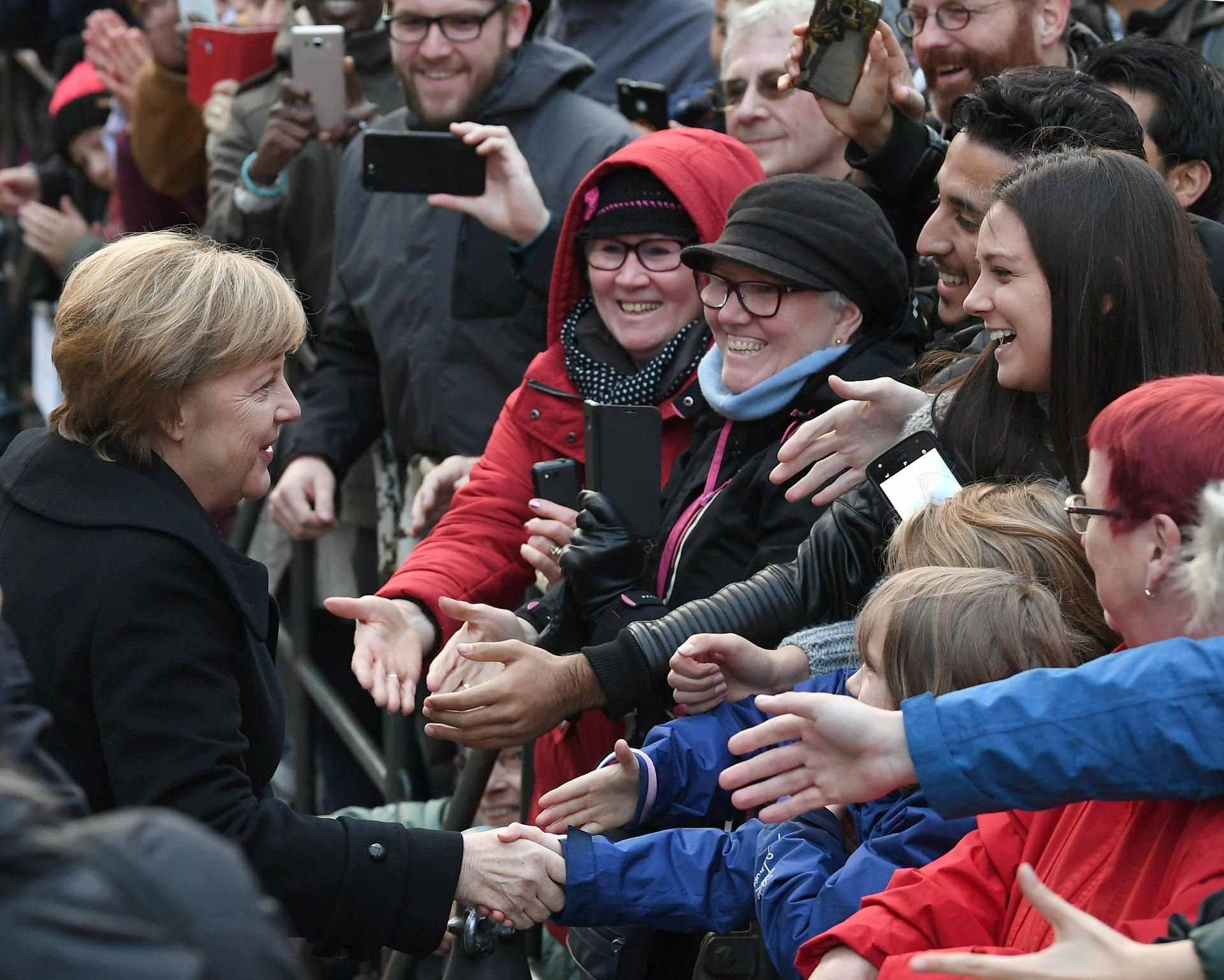 Bad in der Menge: Nach dem Festgottesdienst begrüßte Kanzlerin Angela Merkel Besucher am Schlossplatz in Wittenberg.