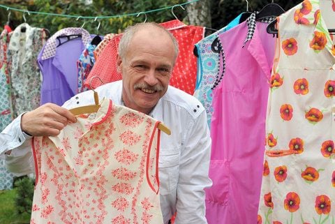 Der Kittelschützensammler Michael Bausch zeigt in Dallgow-Döberitz (Brandenburg) eine kleine Auswahl der Dederon-Kitteln, die im VEB Cottana Mühlhausen (Thüringen) produziert wurden. (FOTO: DPA)