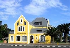 Steht schon fast 100 Jahre in Swakopmund: Das 1906 erbaute Alte Amtsgericht gehört zu den Gebäuden, die an die deutschen Kolonialzeiten im heutigen Namibia erinnern. (Foto: dpa)