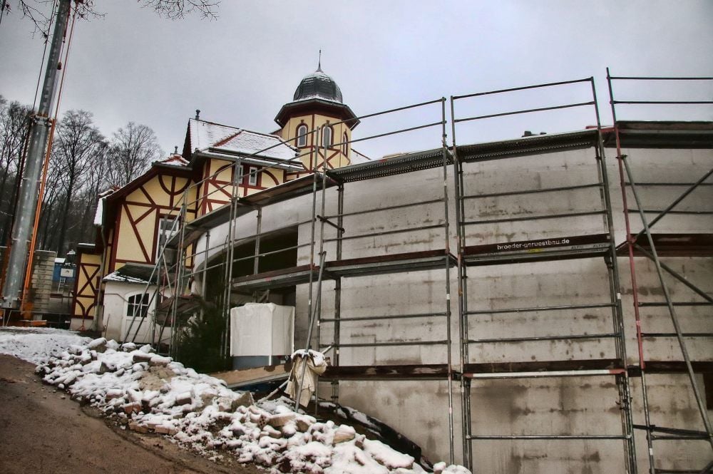 Stolberg: Der moderne Anbau schmiegt sich unter der Villa an den Hang.