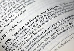 Das Foto zeigt den Paragrafen 176 aus dem Strafgesetzbuch zum Sexuellen Missbrauch von Kindern, aufgenommen in einem Hamburger Büro. Der Paragraf 176 des Strafgesetzbuches besagt: «Wer sexuelle Handlungen an einer Person unter vierzehn Jahren (Kind) vornimmt oder an sich von dem Kind vornehmen lässt, wird mit Freiheitsstrafe von sechs Monaten bis zu zehn Jahren bestraft.» Dabei spielt es keine Rolle, ob es zum Geschlechtsverkehr kommt oder nicht; dies hat lediglich Einfluss auf die Mindeststrafe. (Foto: dpa)