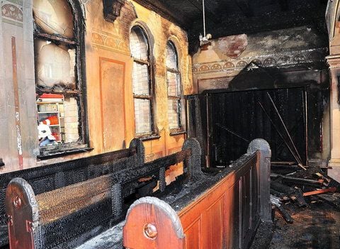 Um die Flammen in den drei Gotteshäusern der niederösterreichischen Stadt Amstetten zu löschen, waren am Sonntag mehr als 90 Feuerwehrleute im Einsatz. (FOTO: DPA)