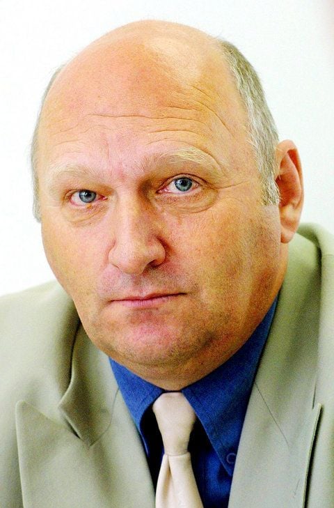 Berndt Fleischer, aufgenommen in Cottbus am 04.07.2002. Nach erneuten Stasi-Vorwürfen ist Fleischer von seinen Aufgaben entbunden worden. (FOTO: ARCHIV/DPA)