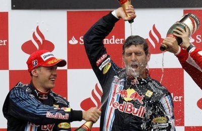 Mark Webber (re.) lässt sich von seinem Teamkollegen Sebastian Vettel mit Champagner begießen. (FOTO: DPA)