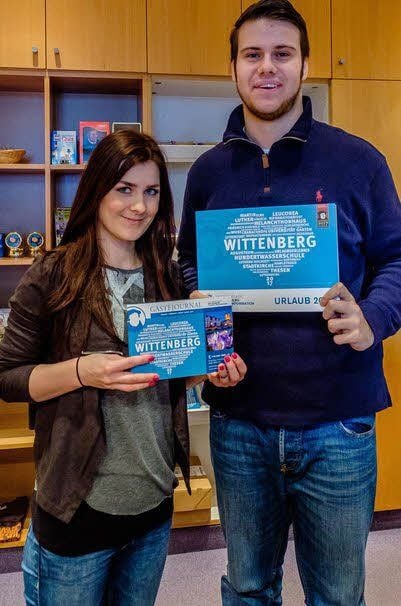 Isabell Engelmann und Maximilian Hänig von der Touristen-Info zeigen die neuen Magazine.