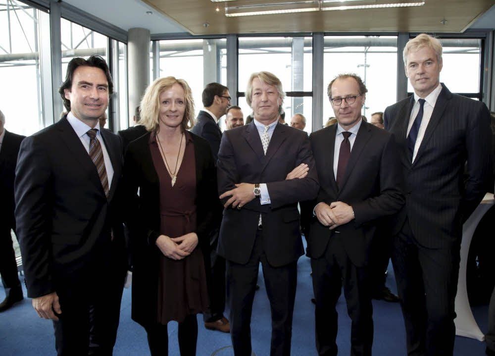 Aufsichtsratschef Christian DuMont Schütte und Stellvertreterin Isabella Neven DuMont (3. u. 2. v. l.) mit den Vorständen Christoph Bauer (l.), Stefan Hütwohl und Otto Christian Lindemann (r.)