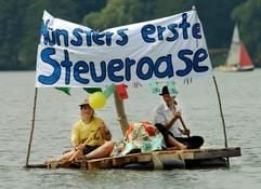 Mit «Münsters erster Steuerroase» auf dem Aasee demonstriert das globalisierungs-kritische Netzwerk Attac in Münster gegen die Steuerflucht. Auf der zweiten Sommerakademie in Münster will Attac die Auseinandersetzung mit "fehlgeleiteter Globalisierung" orantreiben. (Foto: dpa)