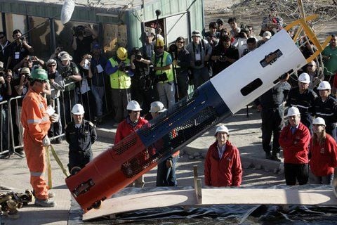 Die erste von drei Rettungskapseln, mit deren Hilfe die verschütteten Bergleute in Chile geborgen werden sollen. (FOTO: DPA)